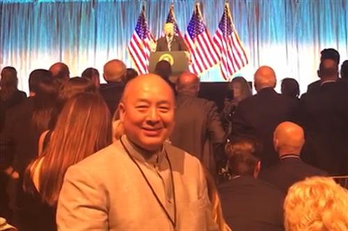 视频现场直播；美国总统唐纳德·特朗普于2017.12.02上午十点，正在Cipriani超五星级酒店早餐会上演讲，美国共和党全国委员会主席，邀请联合国华人友好协会秘书长查尔斯慱士一行，参加了本次会议。本视频是秘书长一行正在会场听美国总统特朗普的演讲。